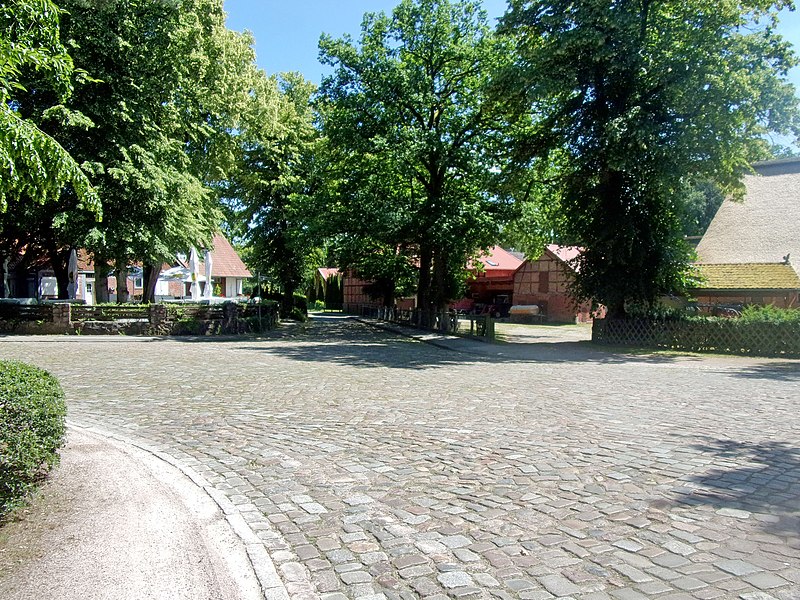 File:Straßenpflaster Ortskern in Hamburg-Marmstorf.jpg