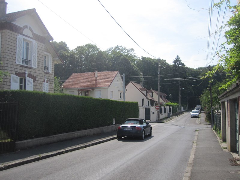 File:Street in Écouen, France.jpg