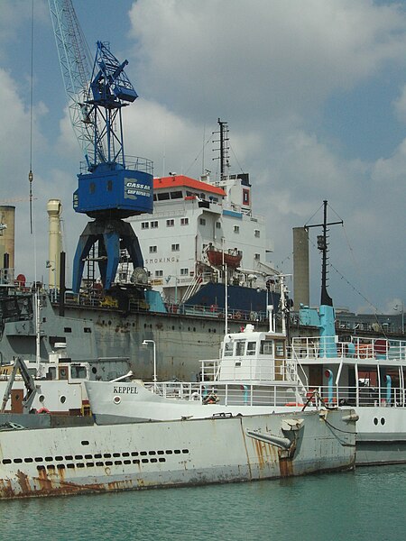 File:Submarine replica built for 2000 action movie "U-571", in Valeta's Great Harbour 4.jpg