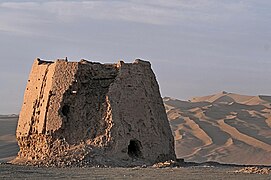 Las ruinas de una torre de vigilancia china hecha de tierra apisonada en Dunhuang, provincia de Gansu de la dinastía china Han (206 a. C. - 220 d. C.)