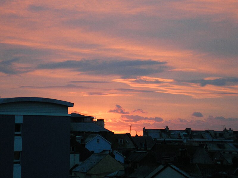 File:Sunrise over Teignmouth, 8 December 2012.jpg