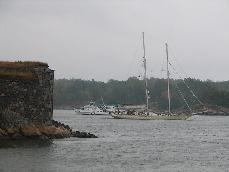 File:Suomenlinna. Scooner Helena. -) - panoramio.jpg