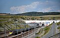 Der Eurotunnel oder Kanaltunnel verläuft unter dem Ärmelkanal. Man fährt mit der Eisenbahn von Frankreich nach Großbritannien.
