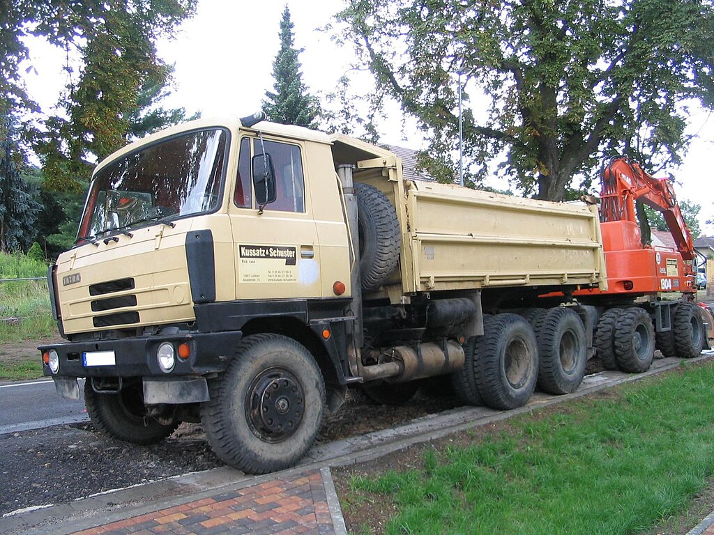 Tatra 815 autocarro 1024px-Tatra_815_Kipper_2