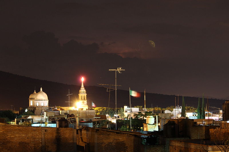 File:Templo de San Bartolomé Apóstol en toma nocturna.JPG