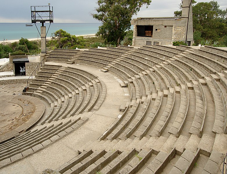 File:Théâtre du festival international d'Hammamet, 20 septembre 2013.jpg