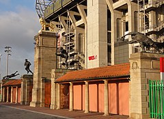 The Lion Gate Statues at Twickenham Stadium.jpg