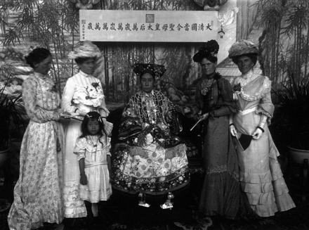 Empress Dowager Cixi and women of the American legation. Holding her hand is Sarah Pike Conger, the wife of U.S. Ambassador Edwin H. Conger.