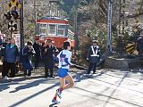 箱根駅伝の開催時には、選手を通すため踏切で電車を停止させる