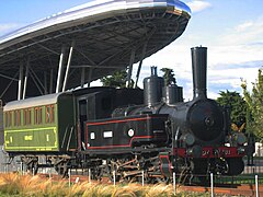 La locomotive de l'ancien Train de Montpellier à Palavas devant la médiathèque Federico García Lorca au Rond-pont des Près d'Arènes.