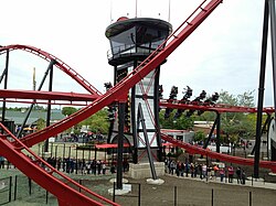 Kereta api akan melalui "Keyhole" di X-Penerbangan di Six Flags Great America.jpg