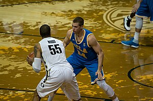 Travis Wear UCLA gegen Oregon.jpg