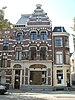 Apotheek met bovenwoning in Hollandse neorenaissancestijl