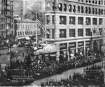 Az USA-nak az épületben kialakított haditengerészeti toborzó irodája előtti tömeg a "Wake up America" felvonulás alatt (1917. április 19.)