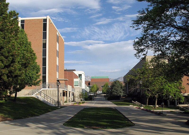 File:Uofu walkwaywithbuildings.jpg