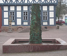 „Spenneweih-Brunnen“ von Siegfried Neuenhausen vor dem historischen Rathaus in Uslar