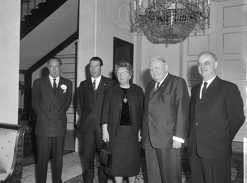 File:V.l.n.r. prins Bernhard, dr. Gerard Schroder, koningin Juliana, bondskanselier …, Bestanddeelnr 916-1313.jpg