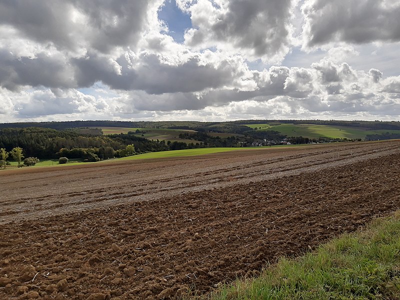 File:Valley, Strinz-Margarethä.jpg