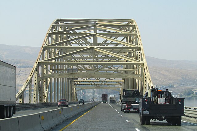 I-90 crossing the Columbia River on the Vantage Bridge, as seen from the westbound lanes