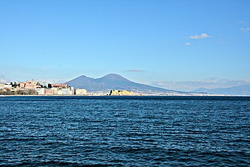 Castel dell'Ovo in lontananza con il Vesuvio sullo sfondo