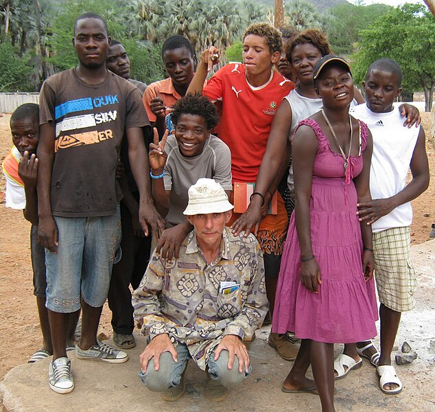 File:Victor Pinchuk (Russian traveler) and a support group.jpg