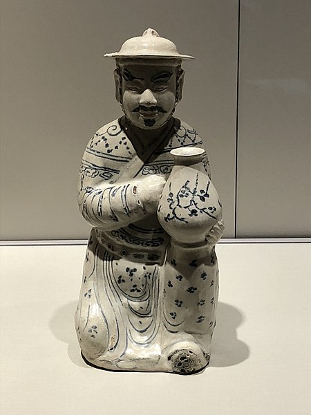 Tập_tin:Vietnam_15th_C_-_kneeling_courtier_in_mongol_dress_stoneware_IMG_9466_Museum_of_Asian_Civilisation.jpg