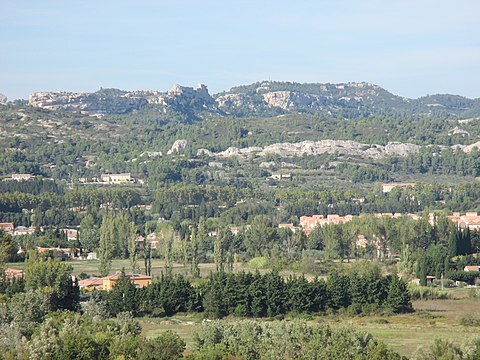 .... und ein Blick über die Landschaft im Süden mit den Kalkstein-Burghügeln von Les Baux,