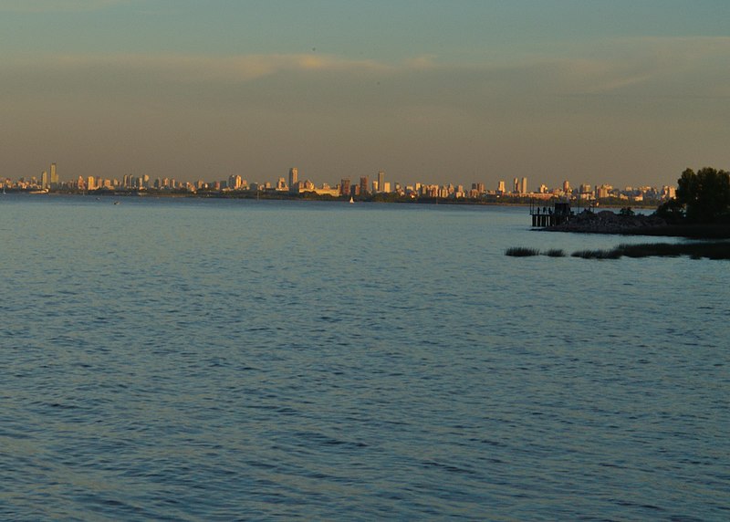 File:Vista a la cuidad desde el Rio de La Plata - Martinez, Buenos Aires - panoramio.jpg