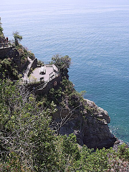 File:Vista panoramica della via del amore da Corniglia.jpg