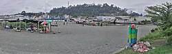 Панорамная фотография Воко Пойнт Лаэ с видом на север, яхт-клуб, гору Лунаман и Lutheran Shipping в центре фотографии.