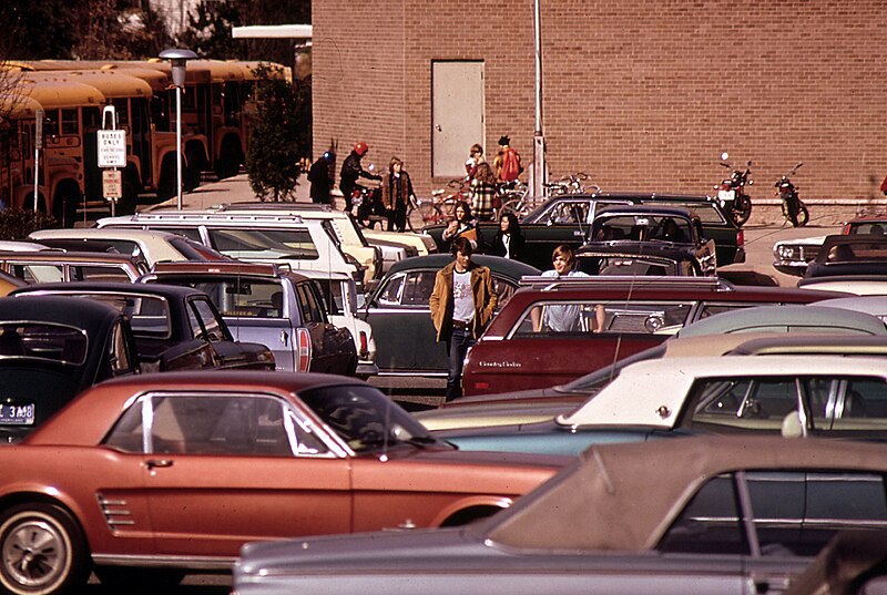 File:WOODWARD HIGH SCHOOL IN BETHESDA, MD. MANY STUDENTS DRIVE THEIR OWN CARS TO SCHOOL. SCHOOL BUSES IN BACKGROUND-cropped.jpg