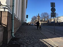 Walking a bike up the flat part of the sidewalk (29015737358).jpg