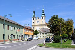 A főutca és a Szűz Mária-kegytemplom