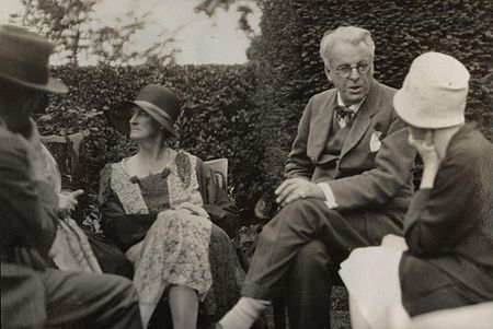 Tập_tin:Walter_de_la_Mare,_Bertha_Georgie_Yeats_(née_Hyde-Lees),_William_Butler_Yeats,_unknown_woman_by_Lady_Ottoline_Morrell.jpg