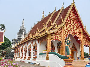 De gauche à droite, Chedi et Bôt du Wat Suan Tan.