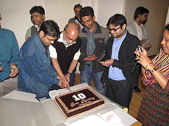 Corte de la torta de cumpleaños hecha en un encuentro de wikipedistas en Kolkata, India