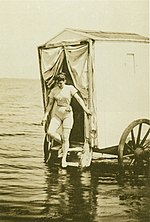150px Woman in bathing suit %281893%29 - Lidi Balneari SUP Attrezzatura Sport Mare - Stabilimenti Mare Lago Mondo Balneare