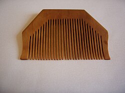 Wooden kanga comb (Sikhism article of faith).JPG