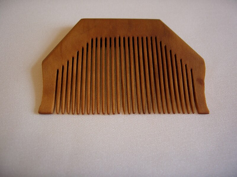 File:Wooden kanga comb (Sikhism article of faith).JPG