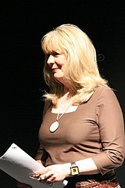 Actrice blonde, pendant un enregistrement