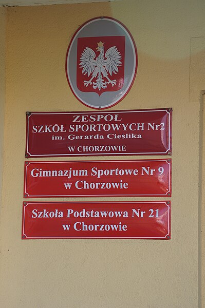 File:ZSS nr 2 w Chorzowie im. Gerarda Cieślika - tablica.jpg