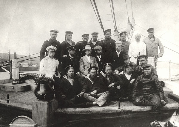 Expedition members aboard Zarya. Top row, third from left: Alexander Kolchak.  Second row: Kolomeitsev, Matisen, Toll, Walter, Seeberg and Byalynitsky-Birulya.
