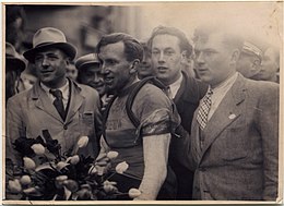 Zegevierende Briek Schotte na eerste etappe Dwars door België 1946, Sint-Truiden (collectie KOERS. Museum van de Wielersport).jpg