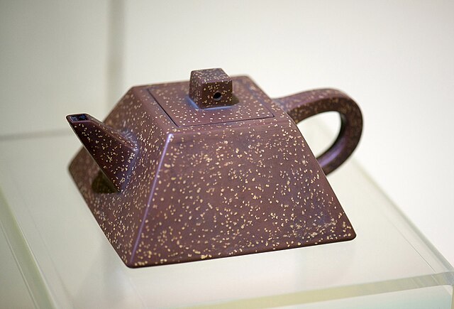 File:《四方铺砂壶》黄玉麟， Square Teapot with sandy surface 