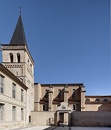 Tour romane du IXe siècle de l'ancienne abbaye bénédictine servant de clocher.