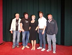Tvůrci a herci seriálu na novinářské konferenci v srpnu 2014