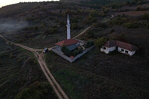 Д’лга: Географија и местоположба, Историја, Стопанство