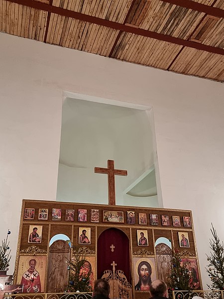 Внутреннее убранство с рождественскими украшениями в храме Сретения Господня в Бирюлёво