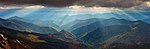 Промені сонця пробиваються крізь грозові хмари, освітлюючи долину в Мармароському гірському масиві. Автор: Пивовар Павло, вільна ліцензія CC BY-SA 4.0