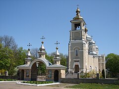 Dormition-katedralen og klokketårnet i Hadjatj (den Ukrainsk-ortodokse kirke)